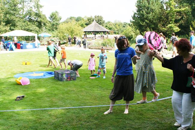 Slackline laufen Slackline auf dem Kinderfriedensfest