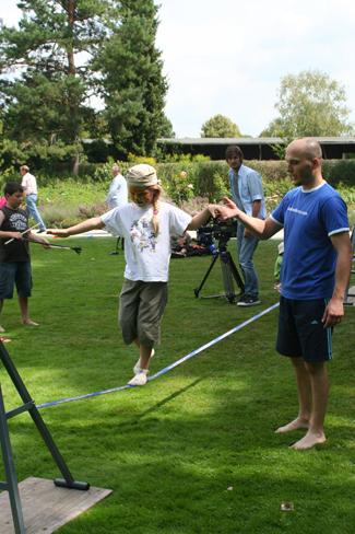 Slackline laufen macht Spaß Slackline für Kinder Kinderfriedensfest